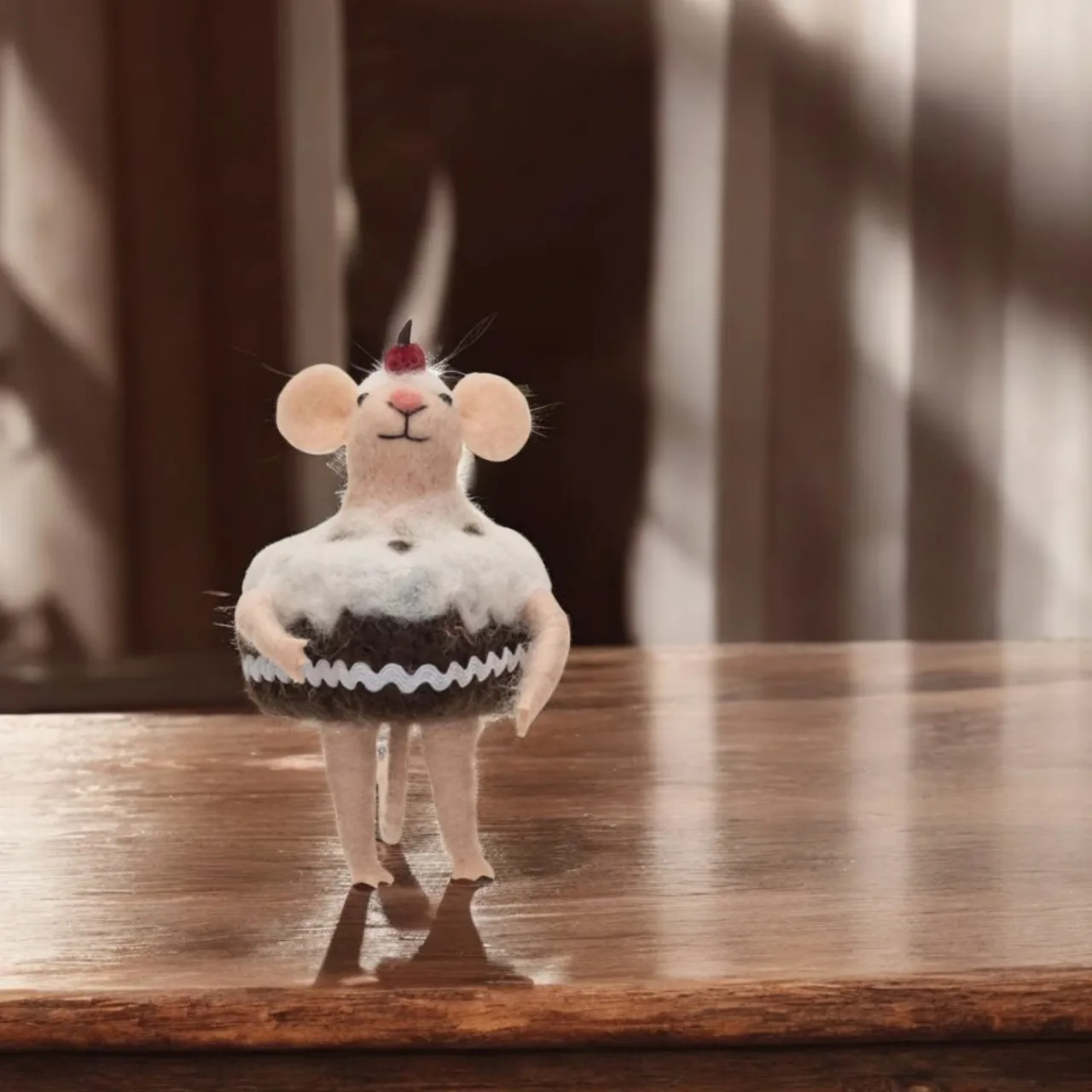 Handmade Wool Felt Mouse in Cake Outfit< Discount