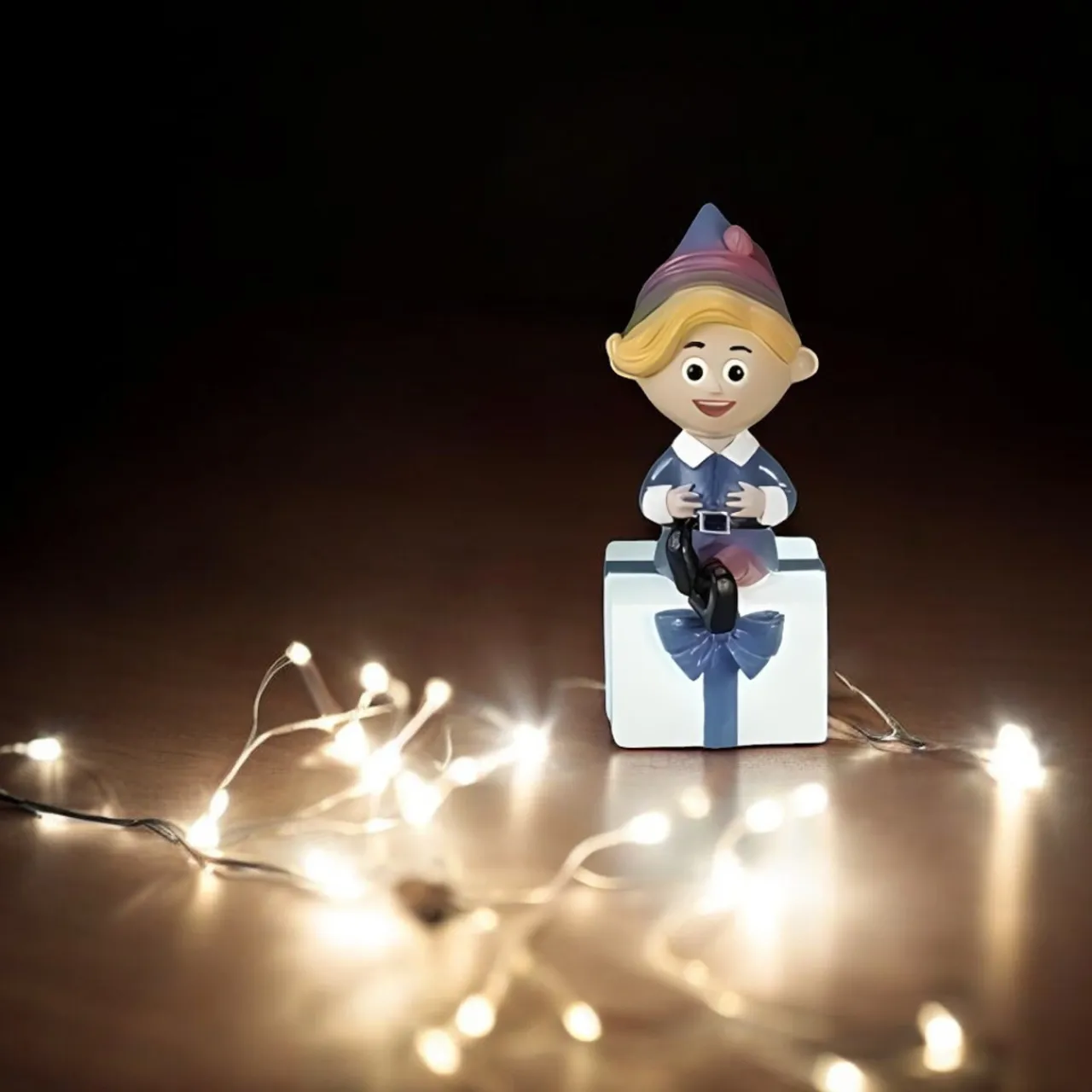 LED Hermey the Elf on Present Figurine< Hot