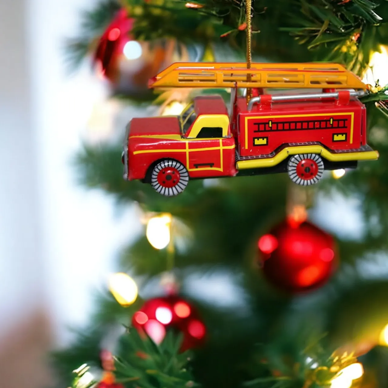 Tin Firetruck Ornament< New